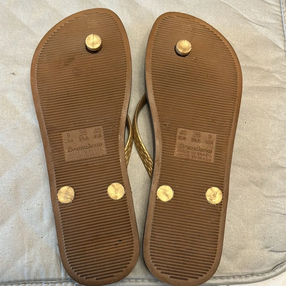 Ipanema Flip flops Size 8-8 1/2 Gold thongs w/bronze bottom. EUC - Picture 2 of 5